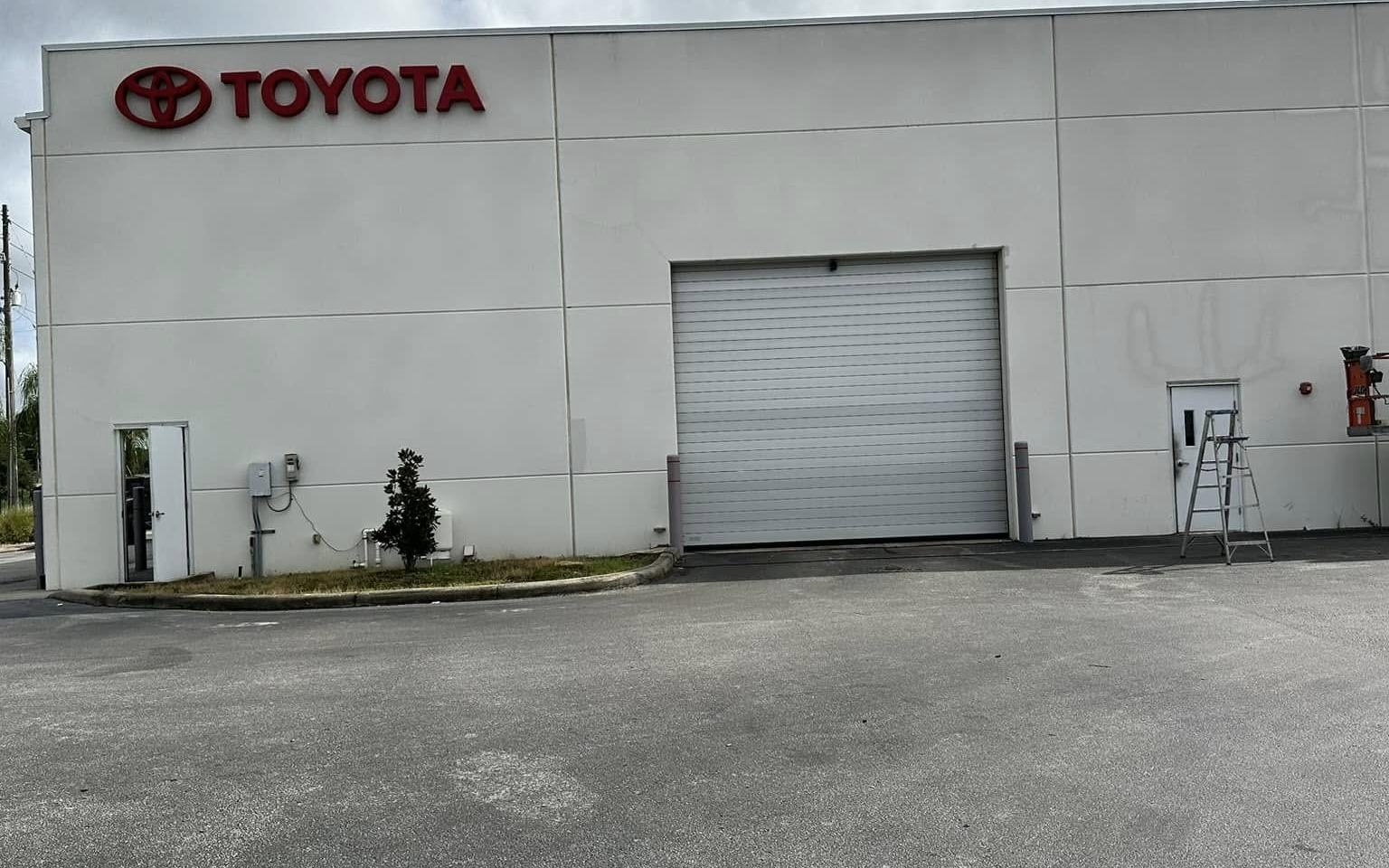 Commercial dealership exterior repainted by Reynolds Wrap Around Painting